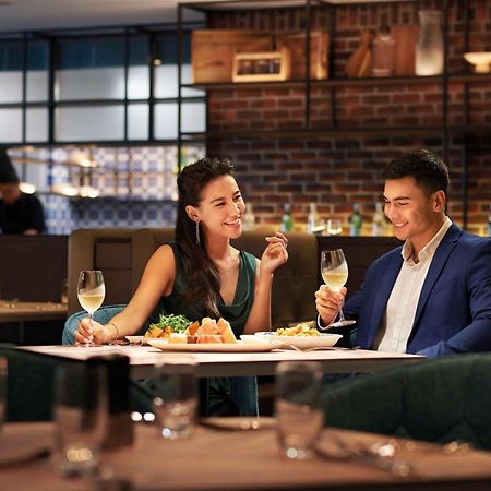 Doubletree By Hilton Shah Alam I-City Exterior foto A couple dining at a restaurant