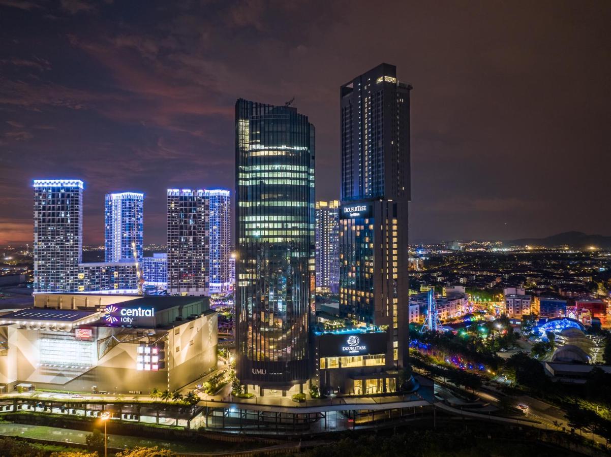 Doubletree By Hilton Shah Alam I-City Exterior foto The complex at night