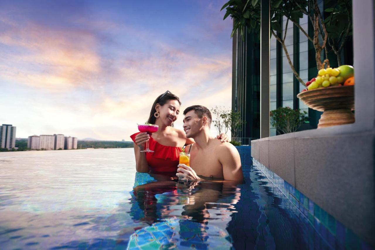 Doubletree By Hilton Shah Alam I-City Exterior foto Infinity pool at The View