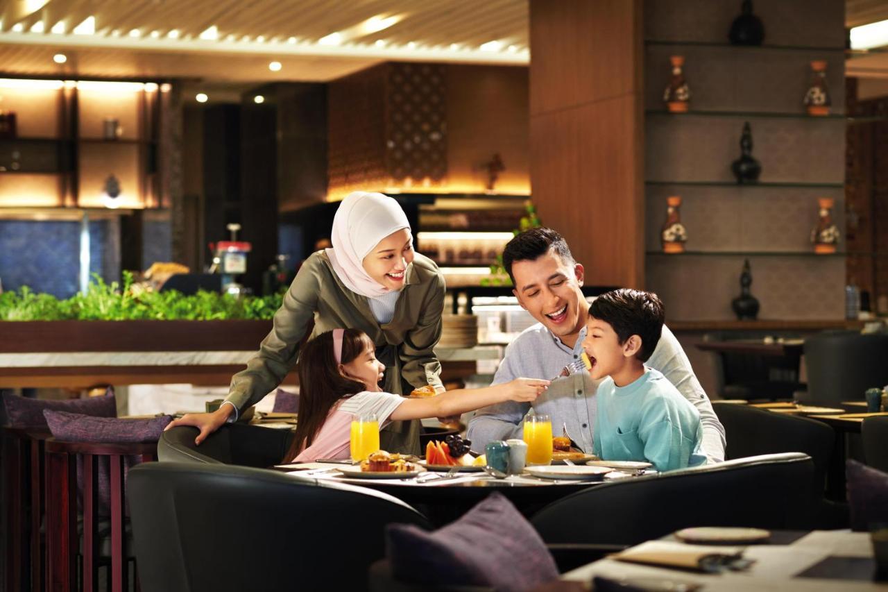 Doubletree By Hilton Shah Alam I-City Exterior foto Family dining at the hotel