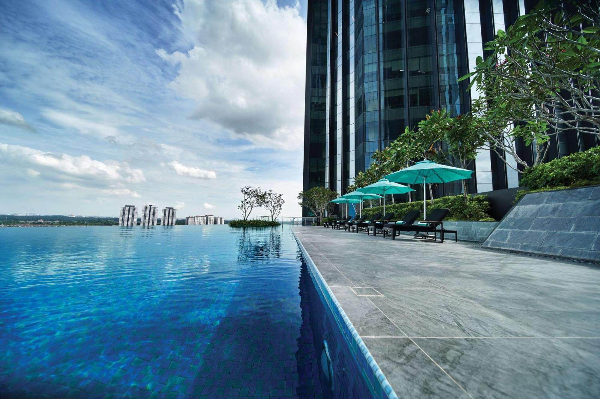 Doubletree By Hilton Shah Alam I-City Exterior foto Infinity pool at the 50th floor