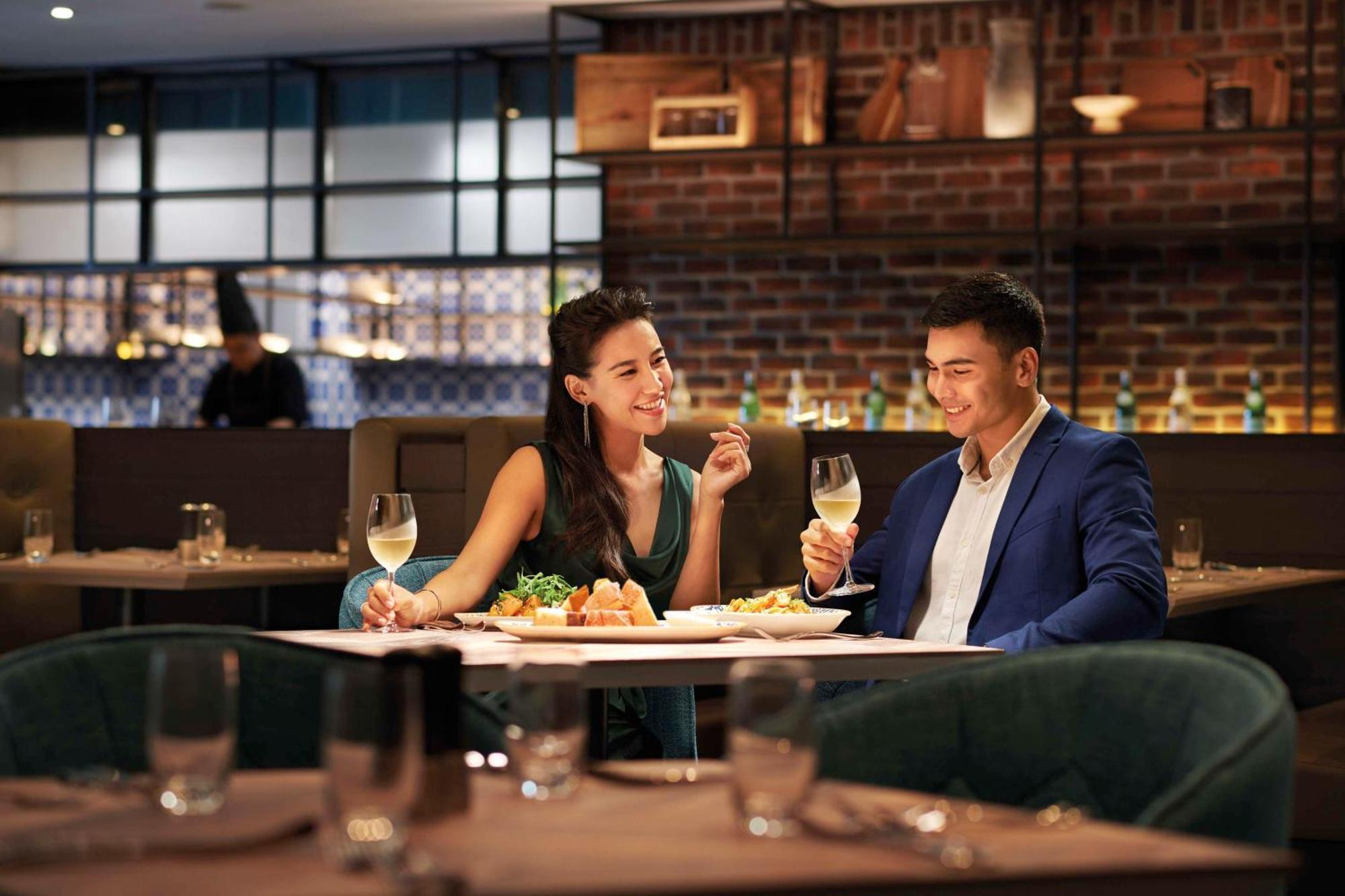 Doubletree By Hilton Shah Alam I-City Exterior foto A couple dining at a restaurant